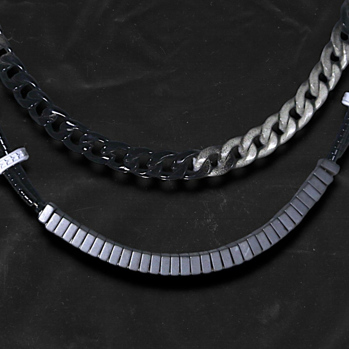 Chockychoker "Chrome Theory" choker featuring a layered structure with a gradient black-to-silver metal chain on the upper tier, and a lower tier composed of black round beads linked by white-grey star-engraved spacers and central matte gradient cube beads. This futuristic accessory channels industrial, cyberpunk, techwear, and alternative streetwear aesthetics. Ideal for unisex fashion, edgy Y2K looks, and bold style statements.

